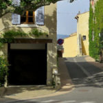 Mormoiron: la montée vers la mairie, l'église et l'ancien chateau