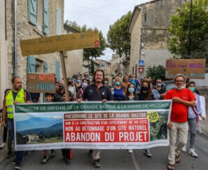 Velleron: un millier de manifestants contre le projet immobilier spéculatif et de bétonnage de terres agricoles de la "Grande Bastide"