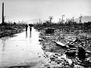 Hiroshima devastée par-la bombe atomique larguee par les USA sur des populations civiles