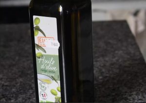 En 2024, le prix du litre d’huile d’olive biologique vierge extra a largement dépassé les 10 euros. © P-O. C./ Reporterre 