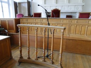 à la barre du tribunal