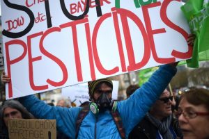 stop pesticides: les riverains -hommes, femmes, enfants - en ont assez d'être intoxiqués