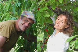 Sylvie et John Brun dans leur roseraie de Géranton à Bédoin